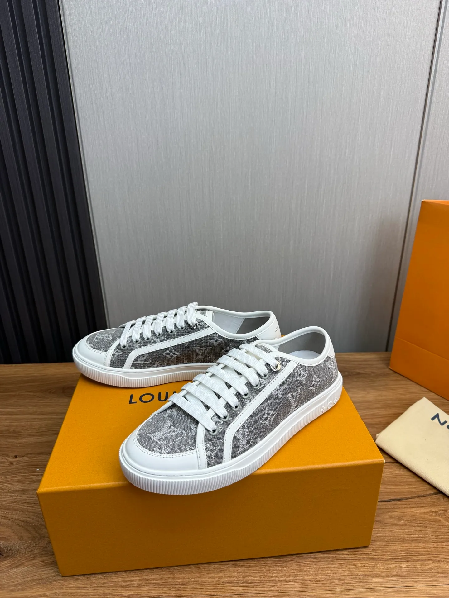 Men's shoes 💰600💰 LV. Hot sale at the counter 🔥Couple canvas shoes 👩‍❤️‍👨 Official website synchronization, original brand printed fabric + original original sole, 36-45 (40 for women, 38.45 for men, custom-made, non-refundable)